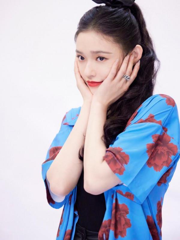 林允曬國慶出遊照，穿花襯衫不但不土，配小短裙又純又欲還吸睛