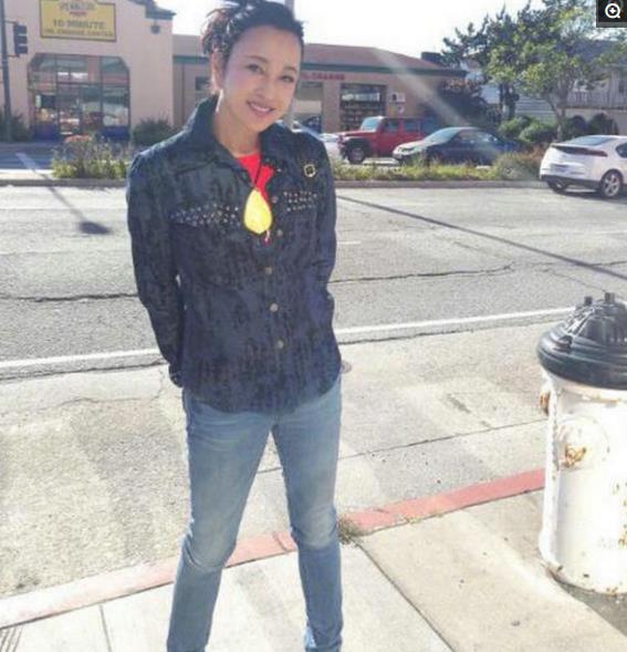 直擊:62歲劉曉慶在美國街頭與同齡人合影,年齡只是數字而已 直擊:62歲劉曉慶在美國街頭與同齡人合影,年齡只是數字而已