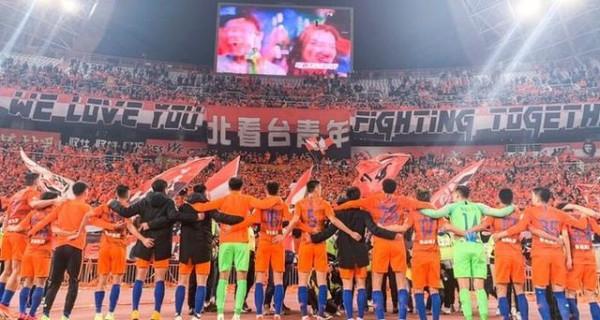 下午15點!資深名記做出爭議表態:魯能奪冠遭質疑，球迷吐槽聲一片