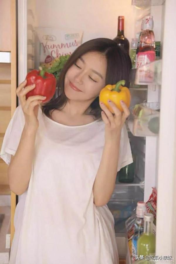 秦嵐，五官精緻，氣質柔美