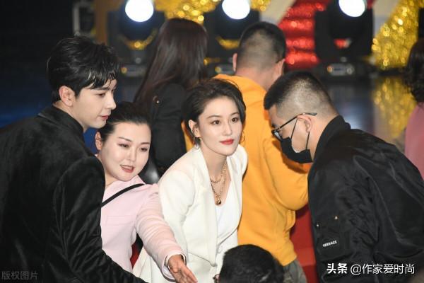 張馨予穿出了西裝的高階氣質來了，比起裙裝休閒時尚，更適合制服