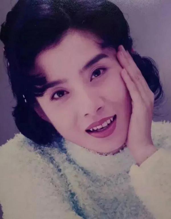 “啞巴新娘”嶽翎和老公相愛15年，堅持丁克，老公是圈外人？