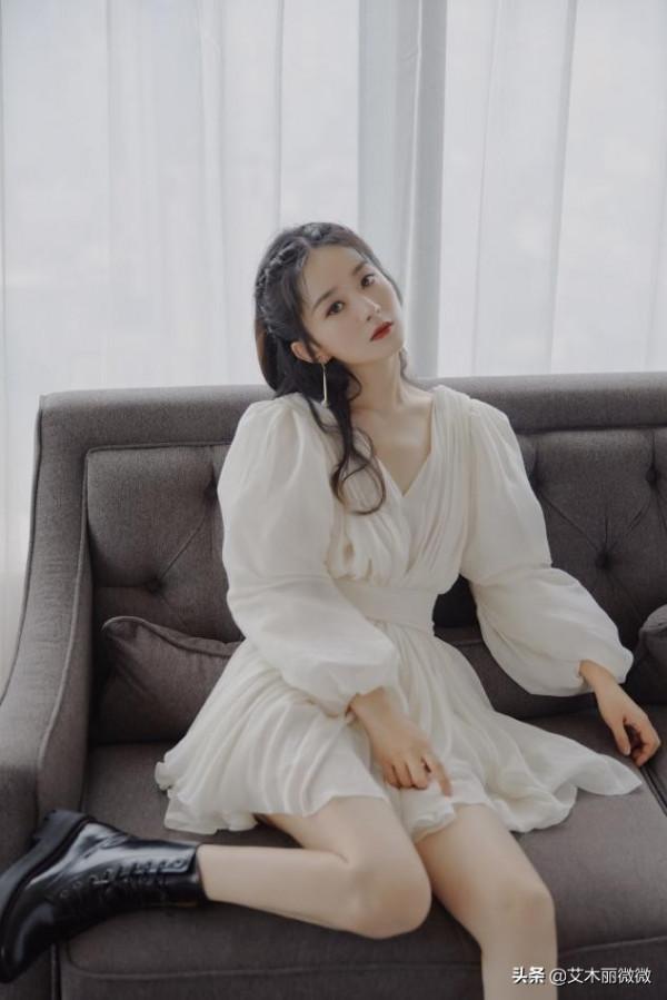 趙麗穎又&OpenCurlyDoubleQuote;嫩&rdquo;回來了，穿露臍t搭綠色開衫超甜，少女感十足