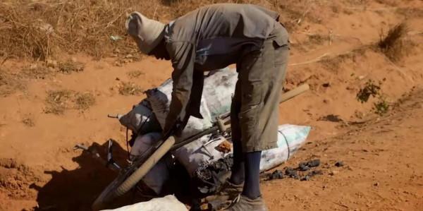 現實版活著，非洲小夥賣炭難度堪比取經，忙碌半個月收入不足百元