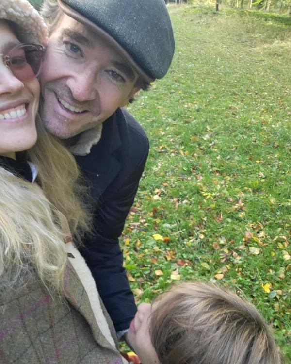 LV太子妃外出踏青似小姑娘!15歲女兒穿白裙賊仙,母女倆背影殺手 LV太子妃外出踏青似小姑娘!15歲女兒穿白裙賊仙,母女倆背影殺手