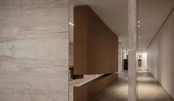 這個裝修想法很有創意，入戶用大理石隔斷做端景牆