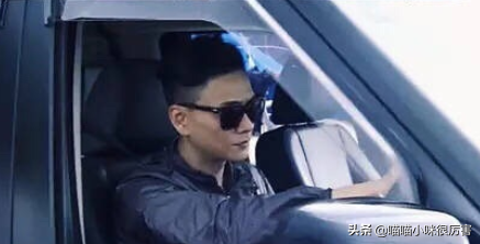 太瘦土氣大方臉，年輕時很一般，老了卻變帥的8位男星，不服不行