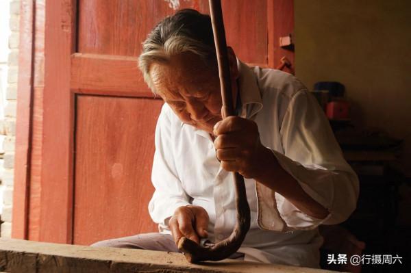 山西農民大叔1個原木柺杖加工8年多,全國獨創,賣價1600元 山西農民大叔1個原木柺杖加工8年多,全國獨創,賣價1600元