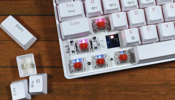 這鍵盤玩上就不想鬆手，平民好價，軸體熱插拔，還有RGB