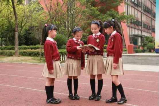 小學生校服2320元，引家長不滿，一家長在告知書上寫下&OpenCurlyDoubleQuote;不同意&rdquo;