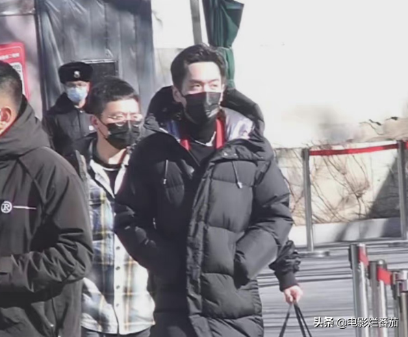 春晚四次聯排：趙麗穎一笑迷人，張小斐美目顧盼，朱一龍走路生風