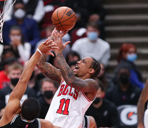 記者：尼克斯最高決策者去年認為德羅贊已接近被聯盟淘汰