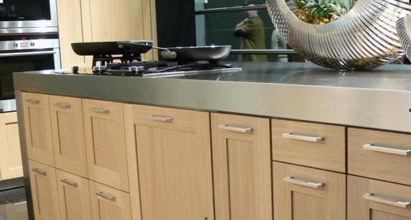 在老爸的堅持下,櫥櫃檯面安裝不鏽鋼,使用2年,只能說真香 在老爸的堅持下,櫥櫃檯面安裝不鏽鋼,使用2年,只能說真香