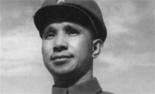 山東96歲老漢持有雙槍，工作人員前去收繳，老漢：這是粟裕送的