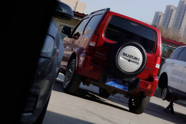 怪獸修車：翻新一輛二手的鈴木-吉姆尼，精心施工，再現完美