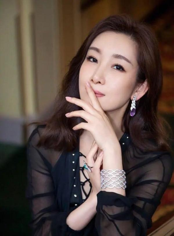 被李湘搶走富豪男友,出局後的秦海璐遇真愛,反觀李湘卻事業受阻 被李湘搶走富豪男友,出局後的秦海璐遇真愛,反觀李湘卻事業受阻