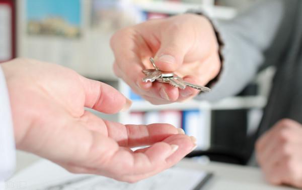 英國男子外出工作,回到家看到裡面空了,房子還成了別人的 英國男子外出工作,回到家看到裡面空了,房子還成了別人的