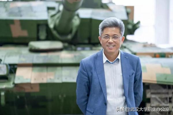 他是我國99A坦克總設計師，湖北出生，985博士畢業，當選中科院院士！