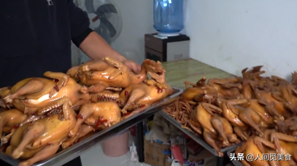 安徽這家椒麻雞,一天賣出2500只,許多客人只為一睹老闆“芳容” 安徽這家椒麻雞,一天賣出2500只,許多客人只為一睹老闆“芳容”