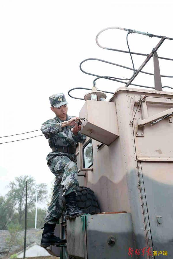 銀線纏繞的青春：通訊兵的365天