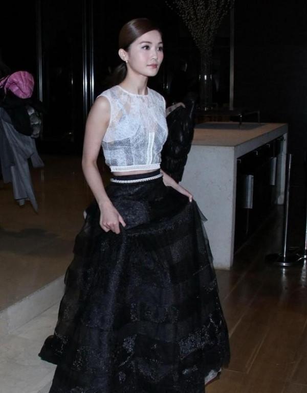 鍾欣潼蔡卓妍同框看得出年齡差別，都穿蕾絲效果不同，保養挺重要