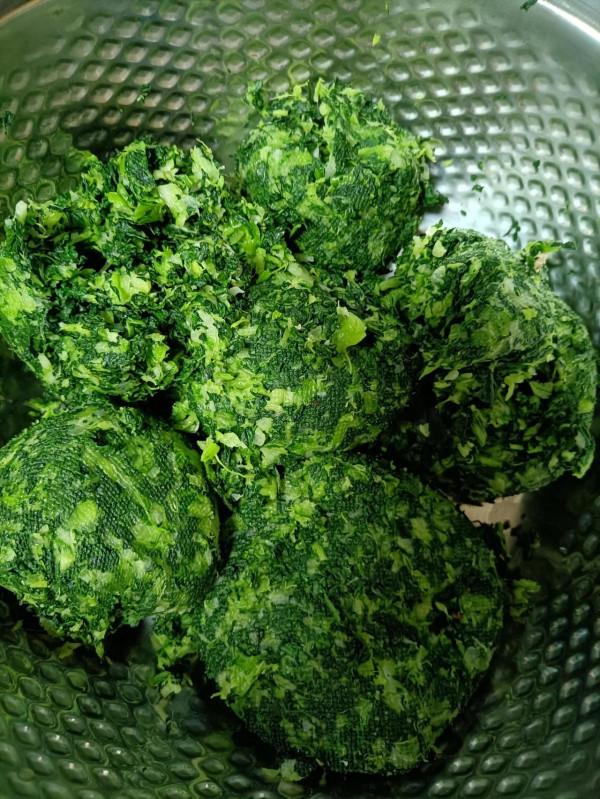 這個季節的青菜鮮、香菜嫩,包餛飩啦 這個季節的青菜鮮、香菜嫩,包餛飩啦