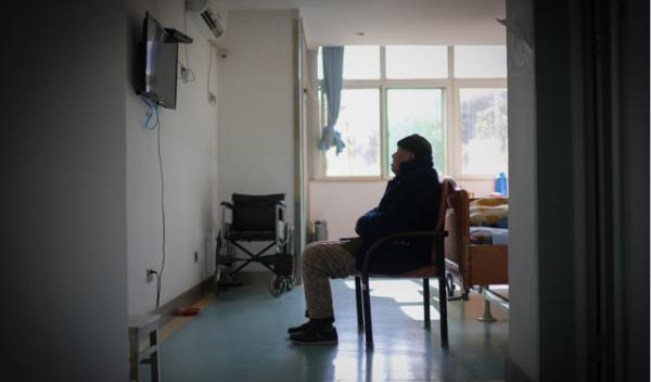 母親抱著貓咪呆坐在屋裡,女兒又抱著博美犬,一聲不吭地坐車走了 母親抱著貓咪呆坐在屋裡,女兒又抱著博美犬,一聲不吭地坐車走了