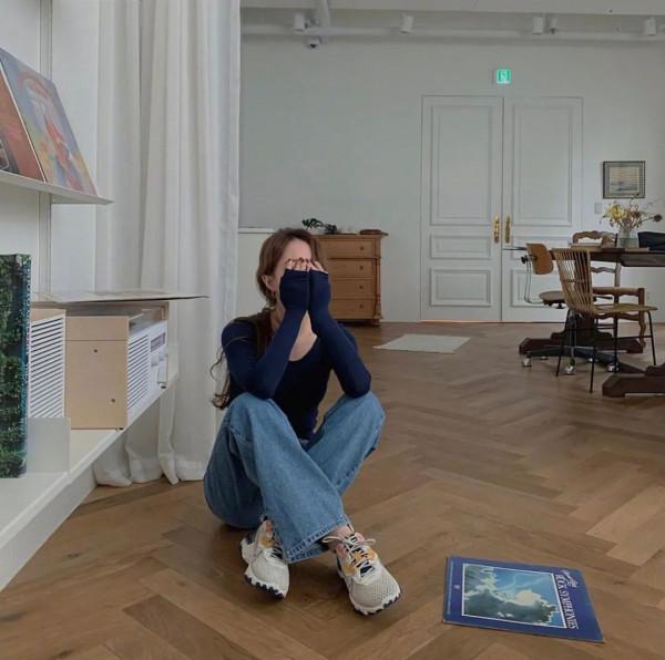 ins又火了一位時尚博主，她的9套高階又時髦穿搭，照著穿撩爆了