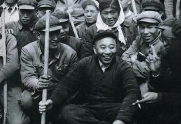 王震找縣長辦事被“耍官威”，上將葉飛得知後大怒：將其革職查辦