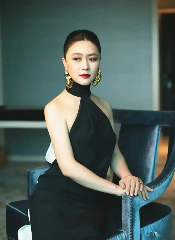 劉歡和兒女罕見同框，劉一絲穿一身黑好低調，掛脖裙穿出窈窕感