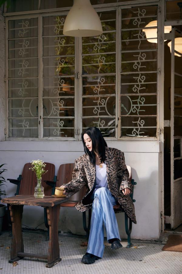 迪麗熱巴脫口秀跨年造型,舒適又愜意,網友:好像暴發戶 迪麗熱巴脫口秀跨年造型,舒適又愜意,網友:好像暴發戶