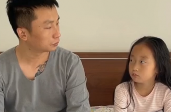 “逼瘋”父親漲粉百萬，央視點名表揚的三石父女，究竟有何魔力？