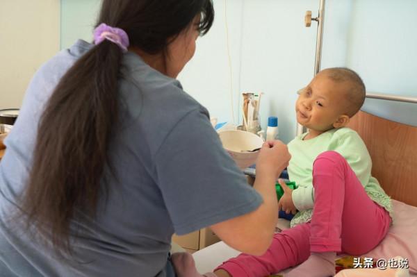 5歲女童眼睛裡腫瘤如雞蛋，無錢醫治家人只能帶她去診所打止痛針