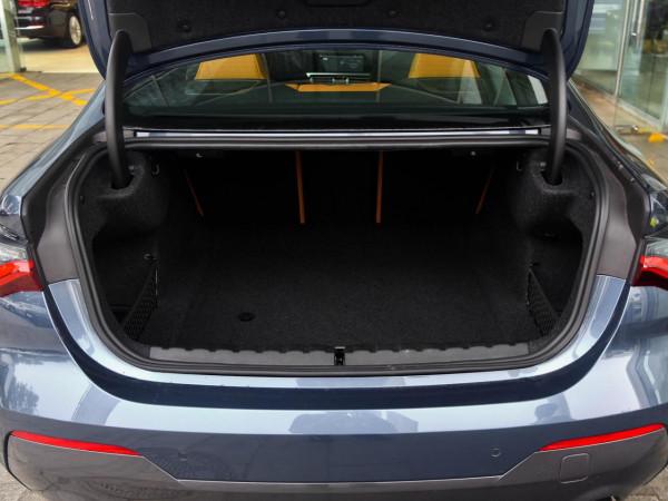 火到排隊等，5.8秒加速，進口自動擋豪華雙門車，帶你看寶馬4系