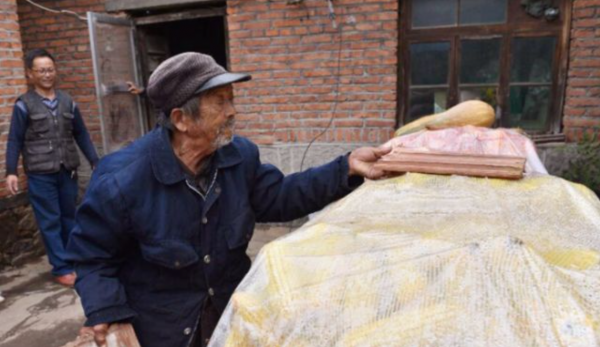 37歲山東小夥用20元娶回新娘，湯勺餵養47年，稱：自己的福分