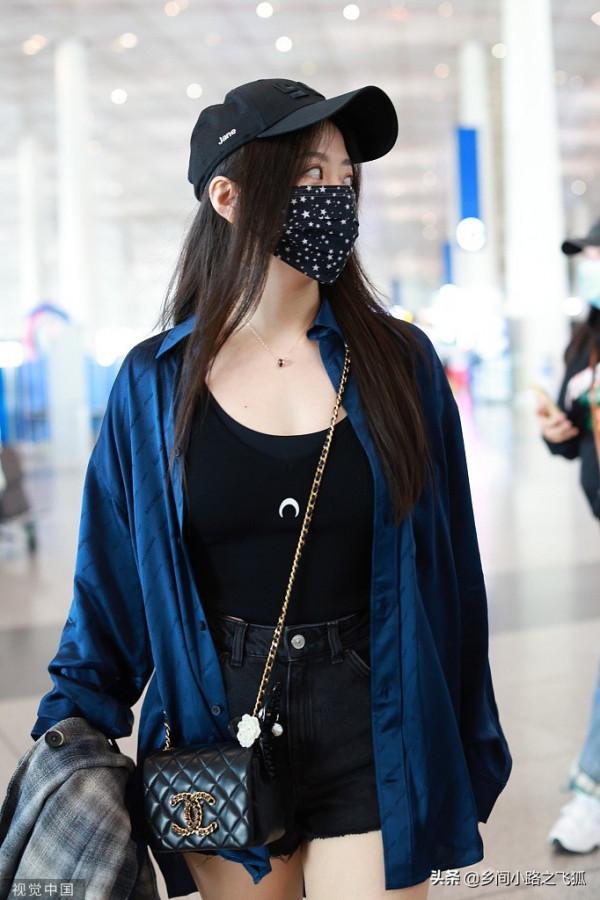 張靚穎戴棒球帽長髮飄飄超減齡 短褲搭oversize襯衫潮酷