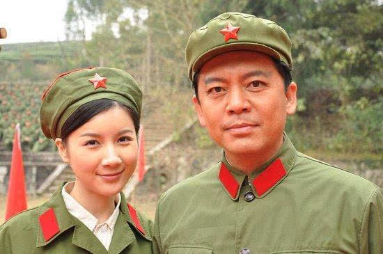 何政軍：錯過鞏俐娶初戀為妻，出道多年無緋聞，父親身份不一般