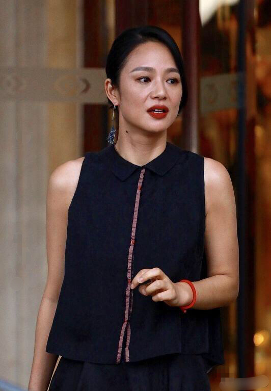 43歲的周韻風韻猶存,天鵝頸也難掩麒麟臂,穿無袖衫看起來很壯實 43歲的周韻風韻猶存,天鵝頸也難掩麒麟臂,穿無袖衫看起來很壯實