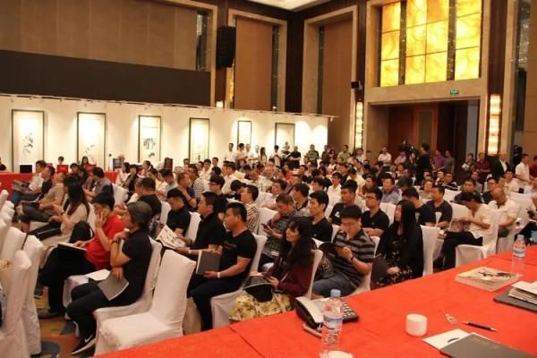 1982年，北京老人撿回兩把&OpenCurlyDoubleQuote;破椅子&rdquo;，29年後竟拍出2300萬的天價