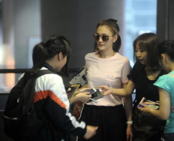 李小冉的穿搭真顯年輕，粉T恤配半身裙像個年輕人，45+女人學一學