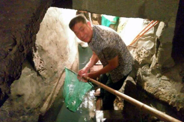 農家父子屋內挖井挖出財富，把家打造成收門票的景點，年入30多萬
