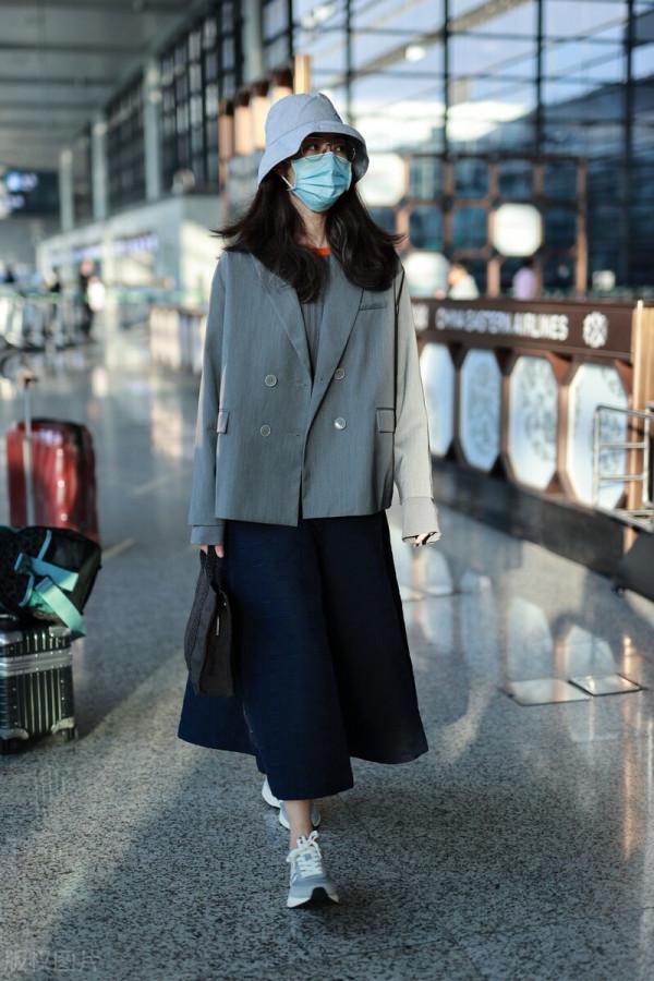 韓雪穿灰色西裝搭配闊腿褲,手提托特包寬鬆舒適 韓雪穿灰色西裝搭配闊腿褲,手提托特包寬鬆舒適
