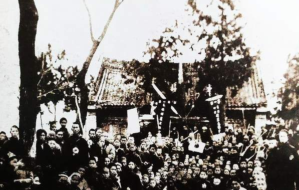 25歲英雄受盡折磨犧牲，妻子抱幼子與遺體合影，眼含淚光緊緊依偎