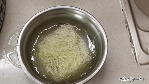 中秋來一道蒜蓉粉絲蒸扇貝，做法簡單又營養，端上桌家人搶著吃