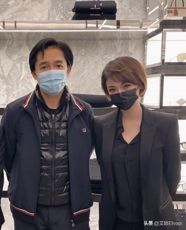 59歲梁朝偉真會打扮！穿500夾克配小腳褲合影，髮際線後移顯滄桑