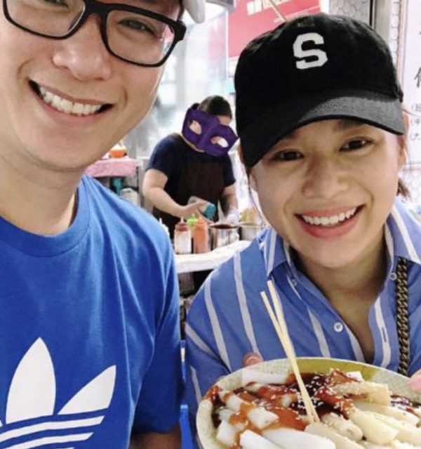 胡杏兒與老公穿情侶裝早餐鋪用餐 純素顏面色紅潤 胡杏兒與老公穿情侶裝早餐鋪用餐 純素顏面色紅潤