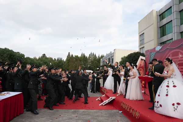 浪漫軍婚:軍車當婚車,嫁人就嫁軍隊好兒郎 浪漫軍婚:軍車當婚車,嫁人就嫁軍隊好兒郎