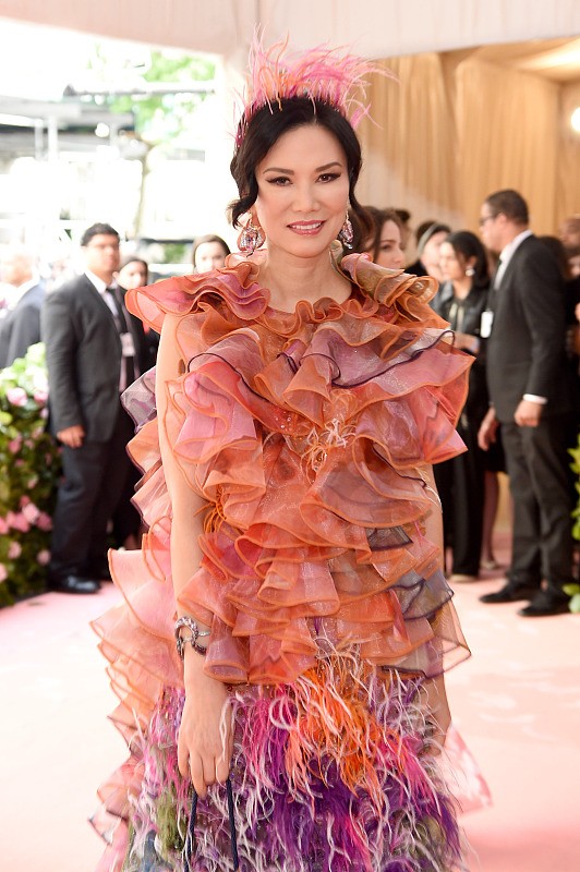 鄧文迪氣勢很高階，穿的裙子花裡胡哨的，同框劉雯不輸氣場