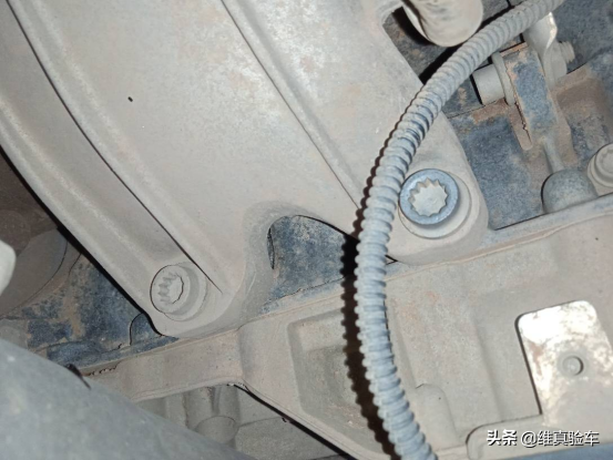 20萬買17年的奧迪Q5，檢測過程驚心動魄！檢測師：渾身傷痕