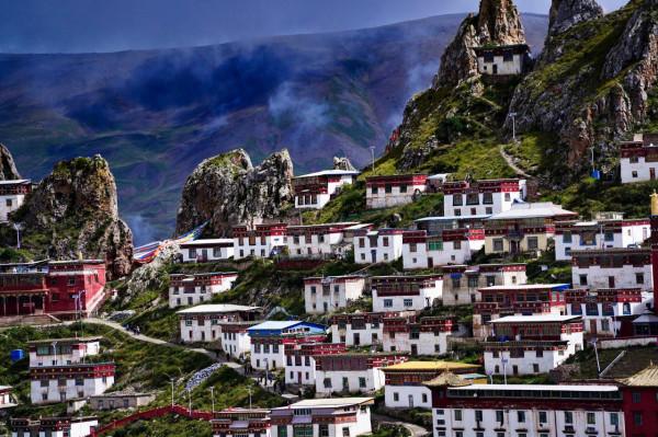 西藏海拔4800米高山上，又長出6座奇峰，藏族人在懸崖上建滿房子